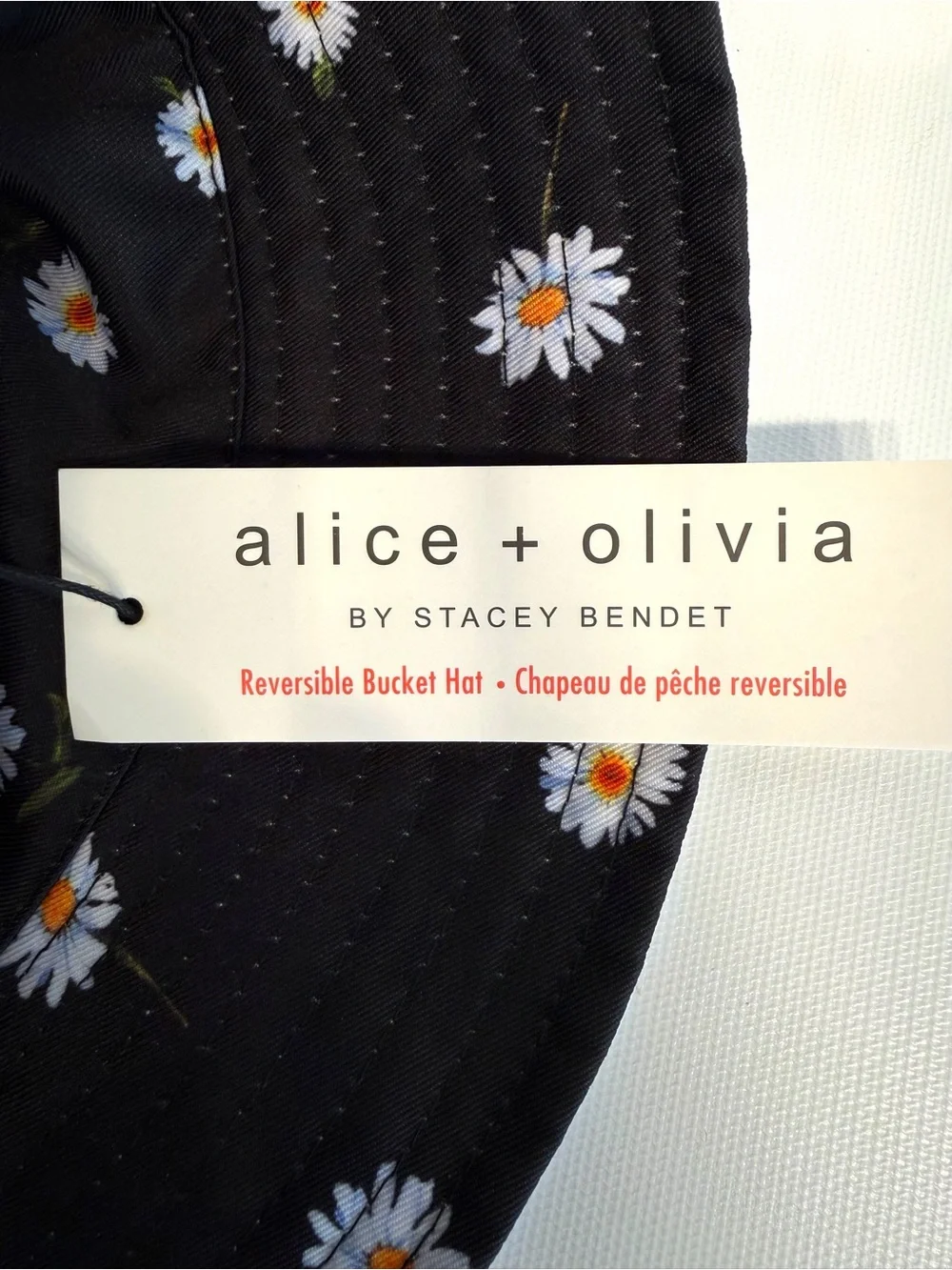 Alice + Olivia by Stacey Bendet black reversible daisy print bucket hat NWT
